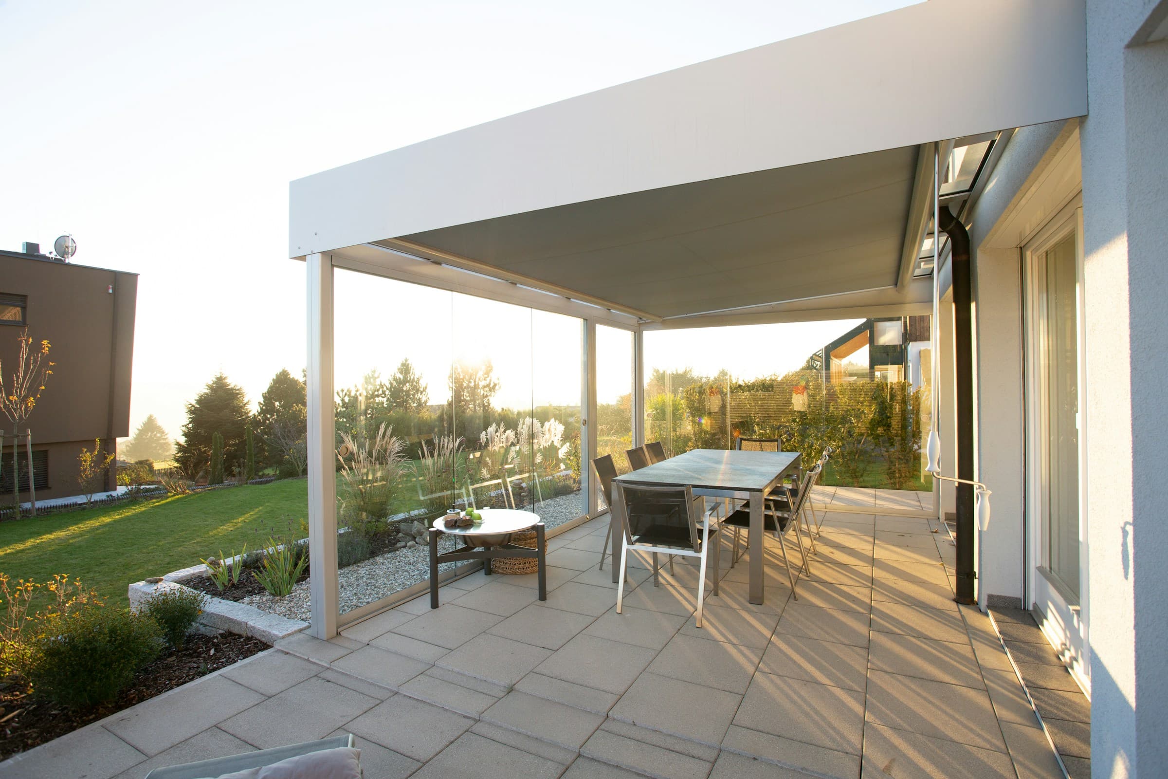 Moderní pergola s jídelním posezením na terase